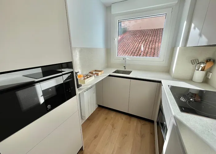 Acariciando La Catedral By Catedral Camino